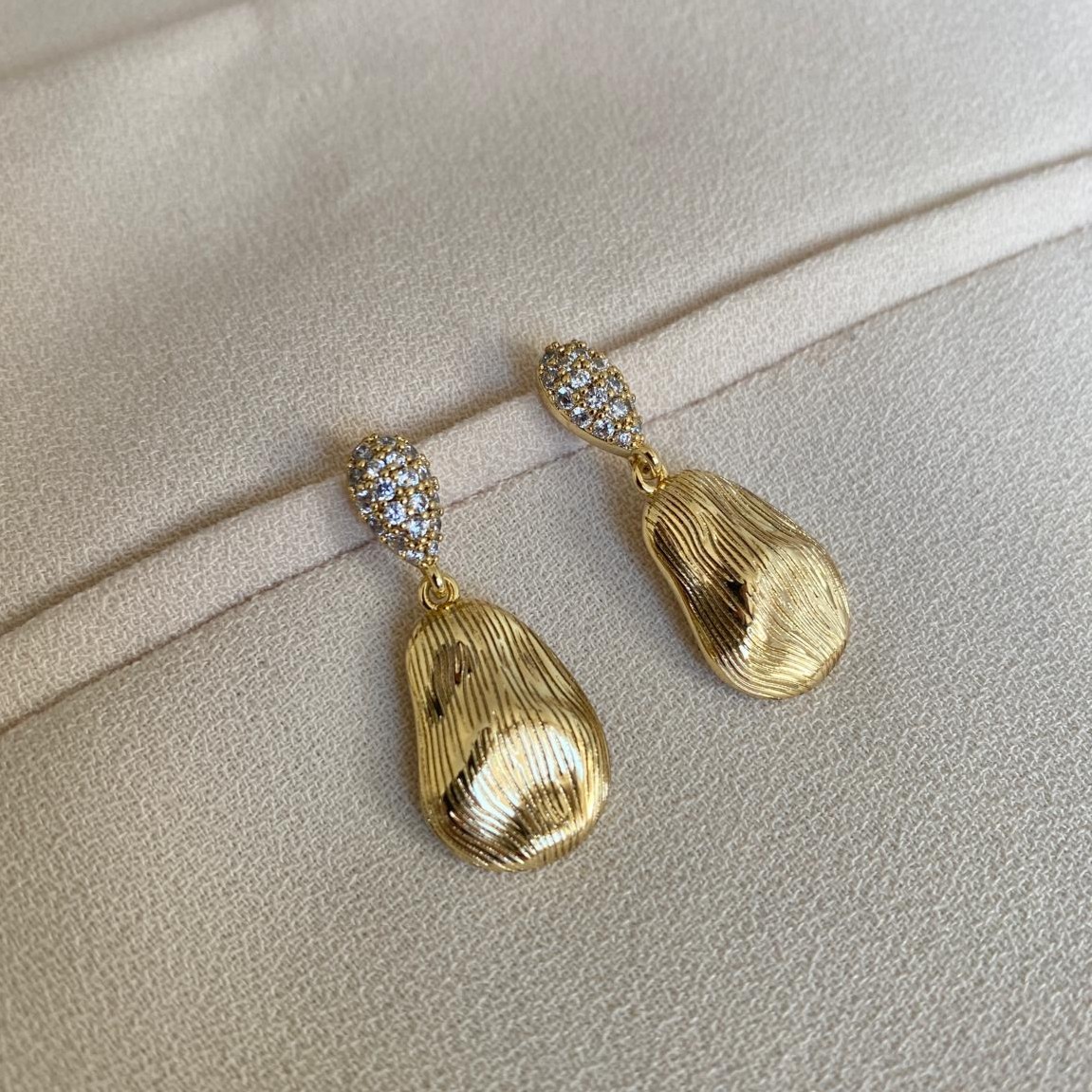 Xuping Gold Rengi Damla Taşlı Vİntage Küpe