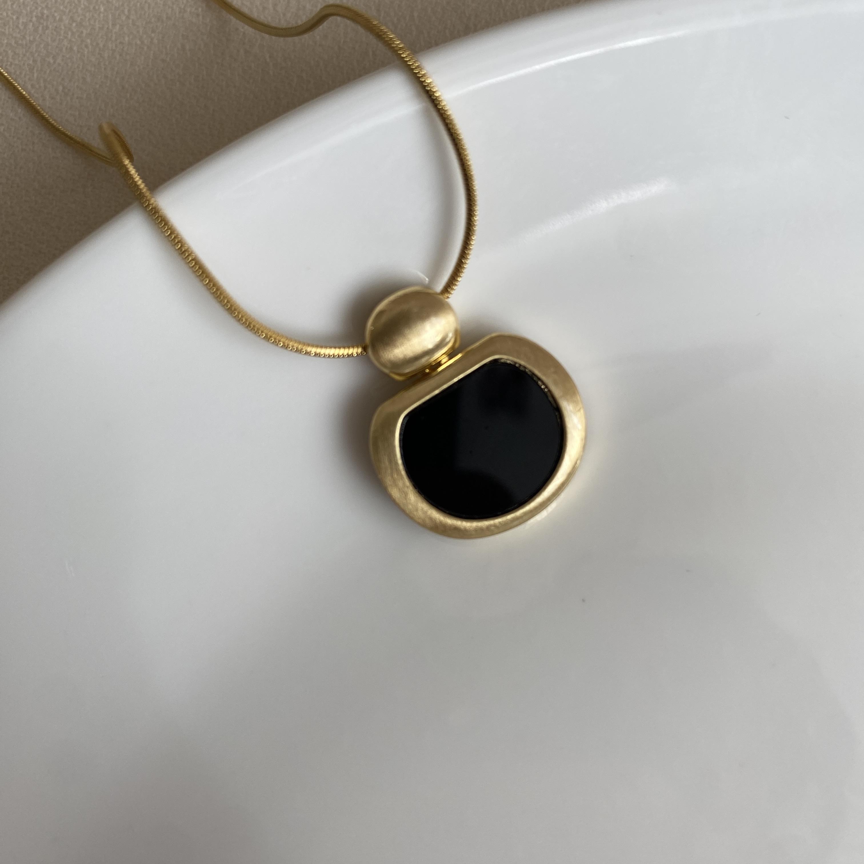 Çelik Gold Rengi Boru Zincirli Vintage Black  Kolye