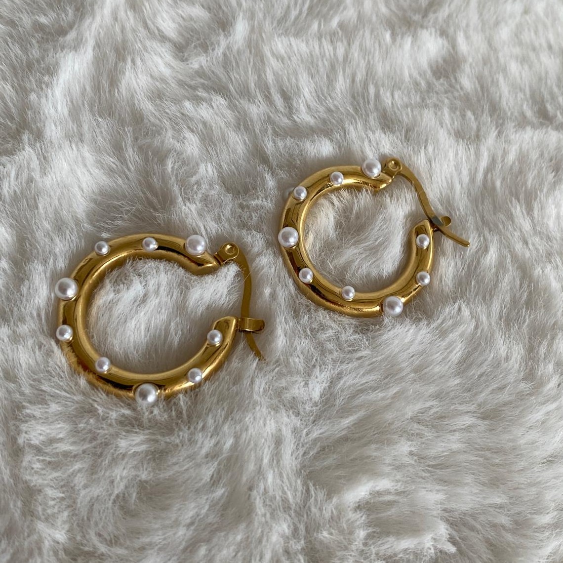 Çelik Gold Rengi Minik İncili Halka Küpe