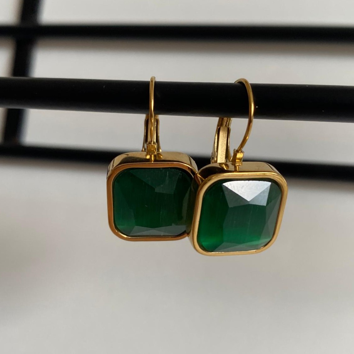 Çelik Gold Rengi Tombul Kare Zümrüt Küpe