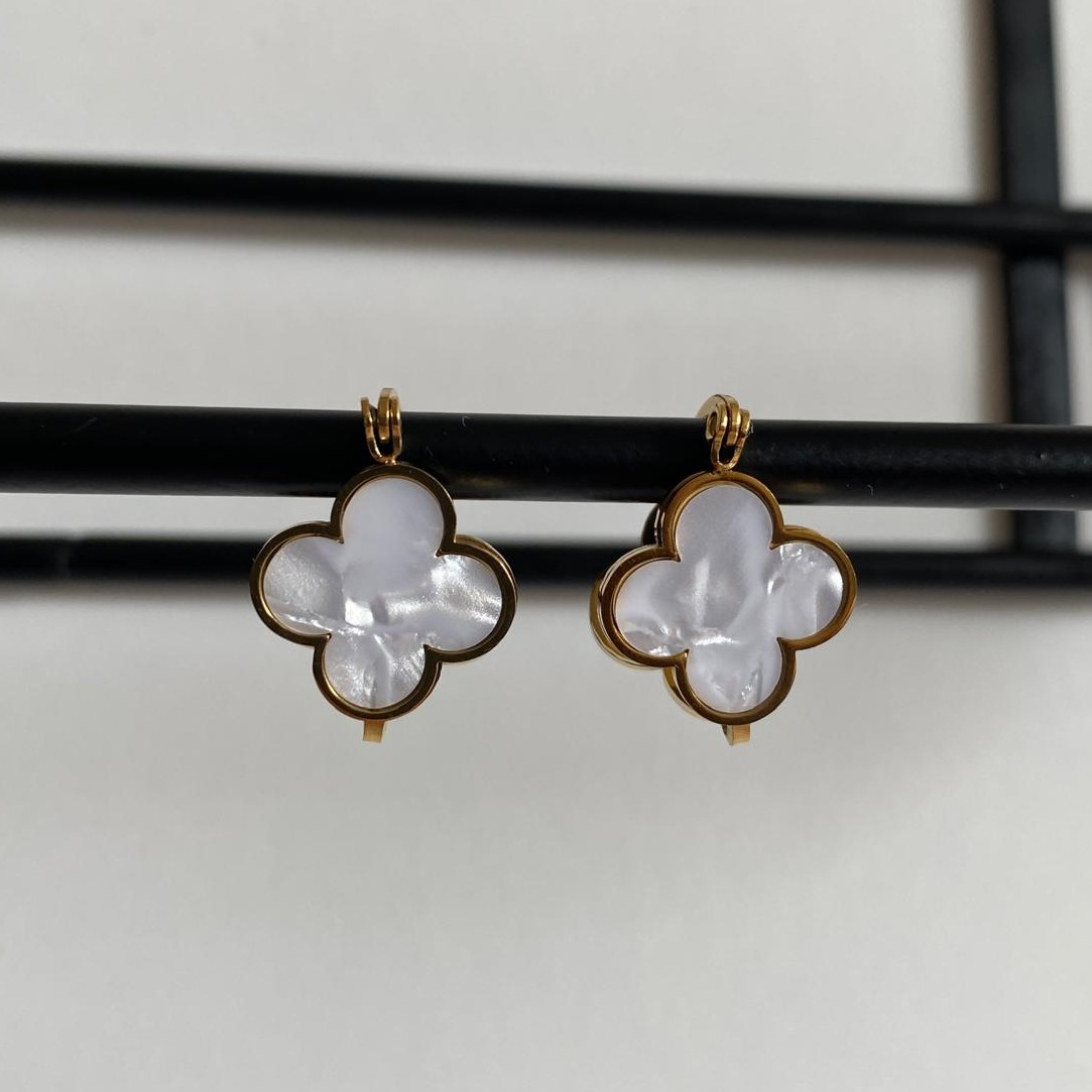 Çelik Sedef Rengi Yonca Küpe