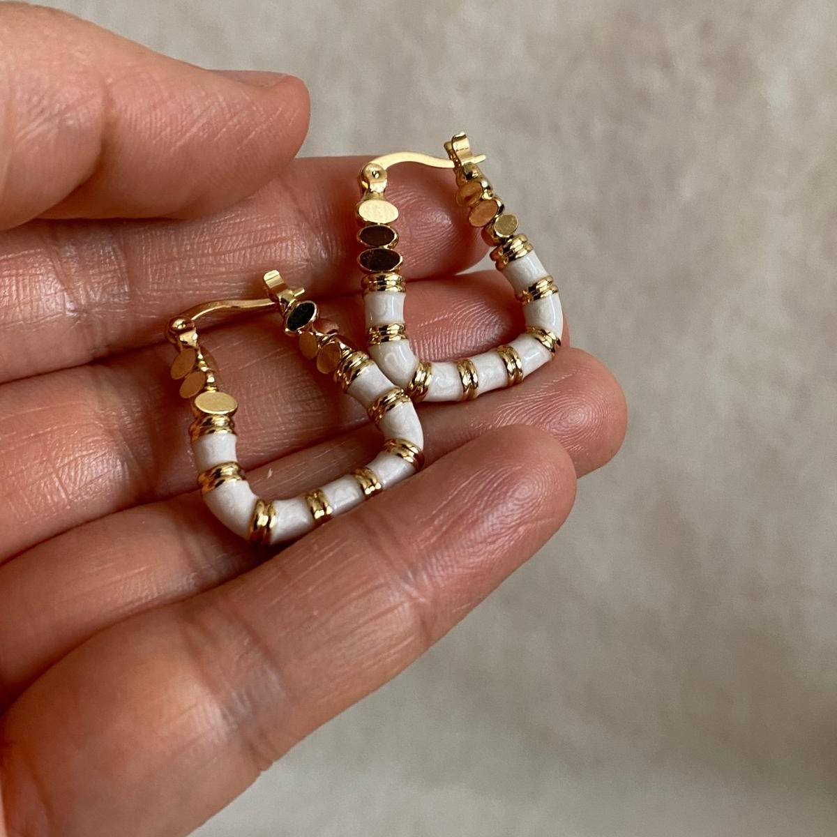 FJ Gold Rengi Beyaz Kesme Taş Detaylı Küpe