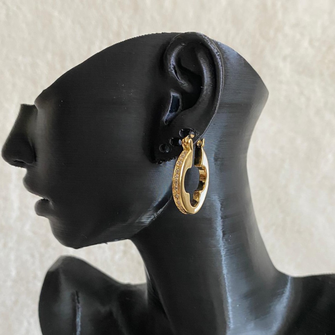 FJ Yuvarlak Plakalı Beyaz Detaylı Yonca Küpe