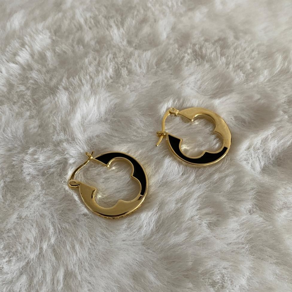 FJ Yuvarlak Plakalı Siyah  Detaylı Yonca Küpe