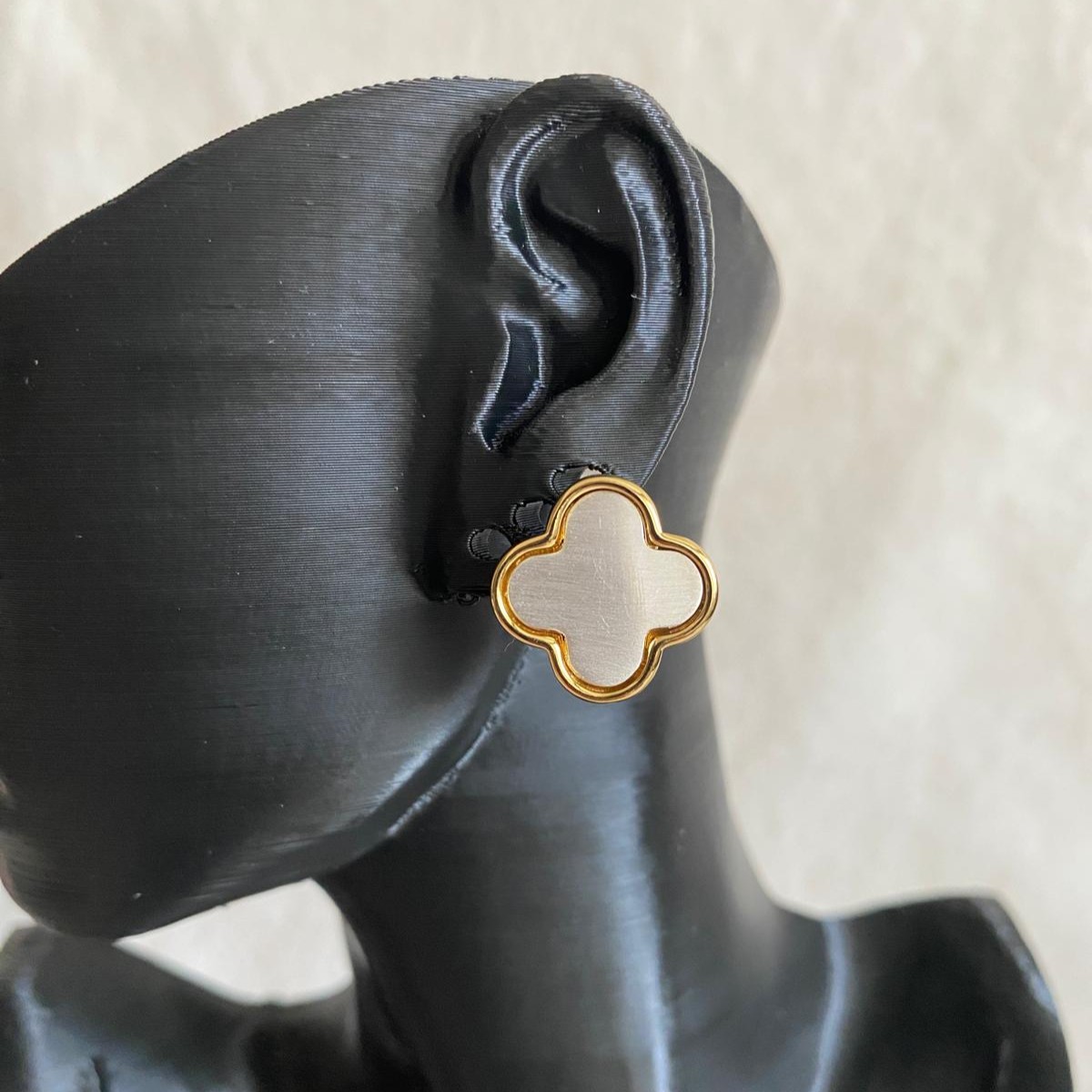 FJ Gold Çerçeveli Beyaz Yonca Küpe