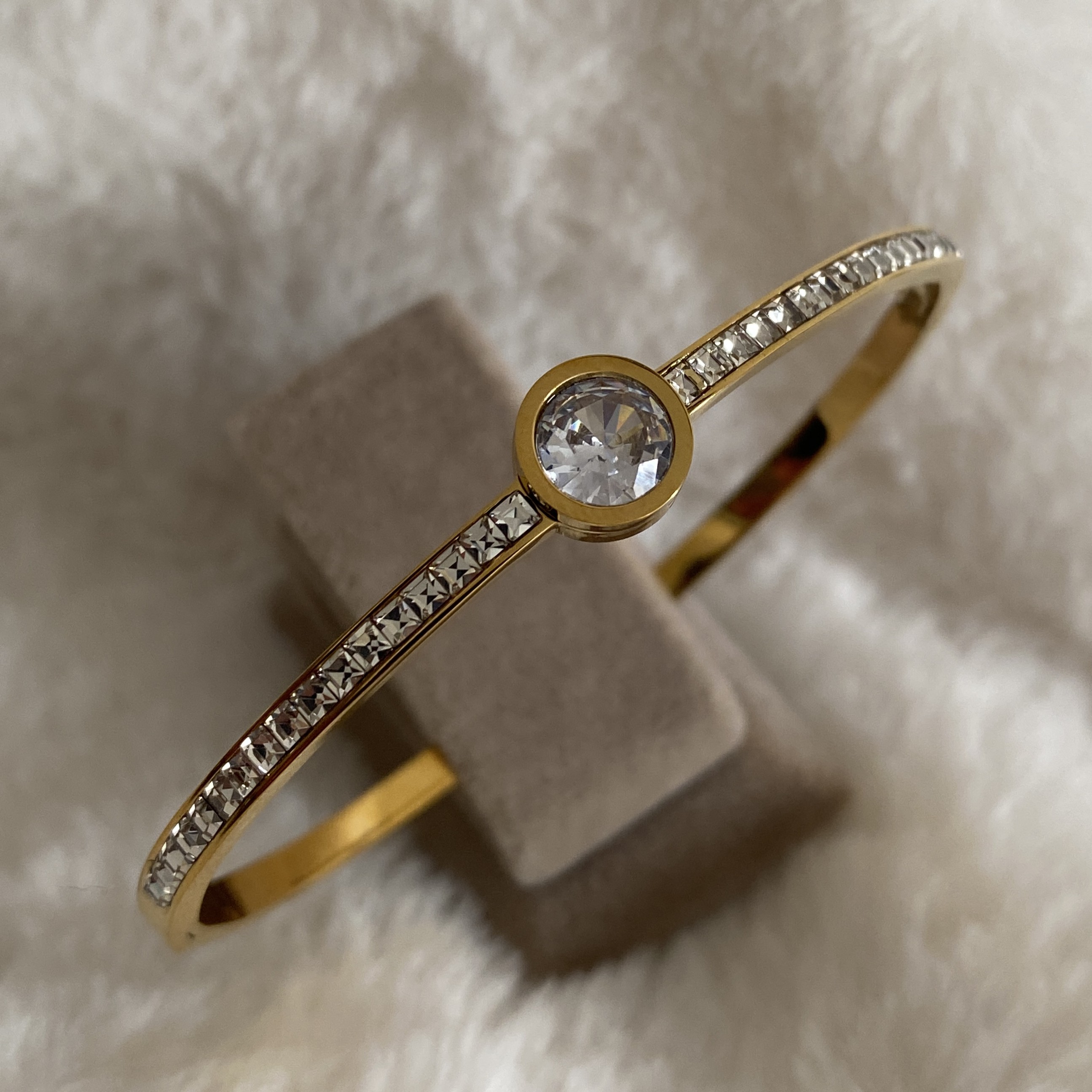 Çelik Gold Rengi Taşlı Kelepçe