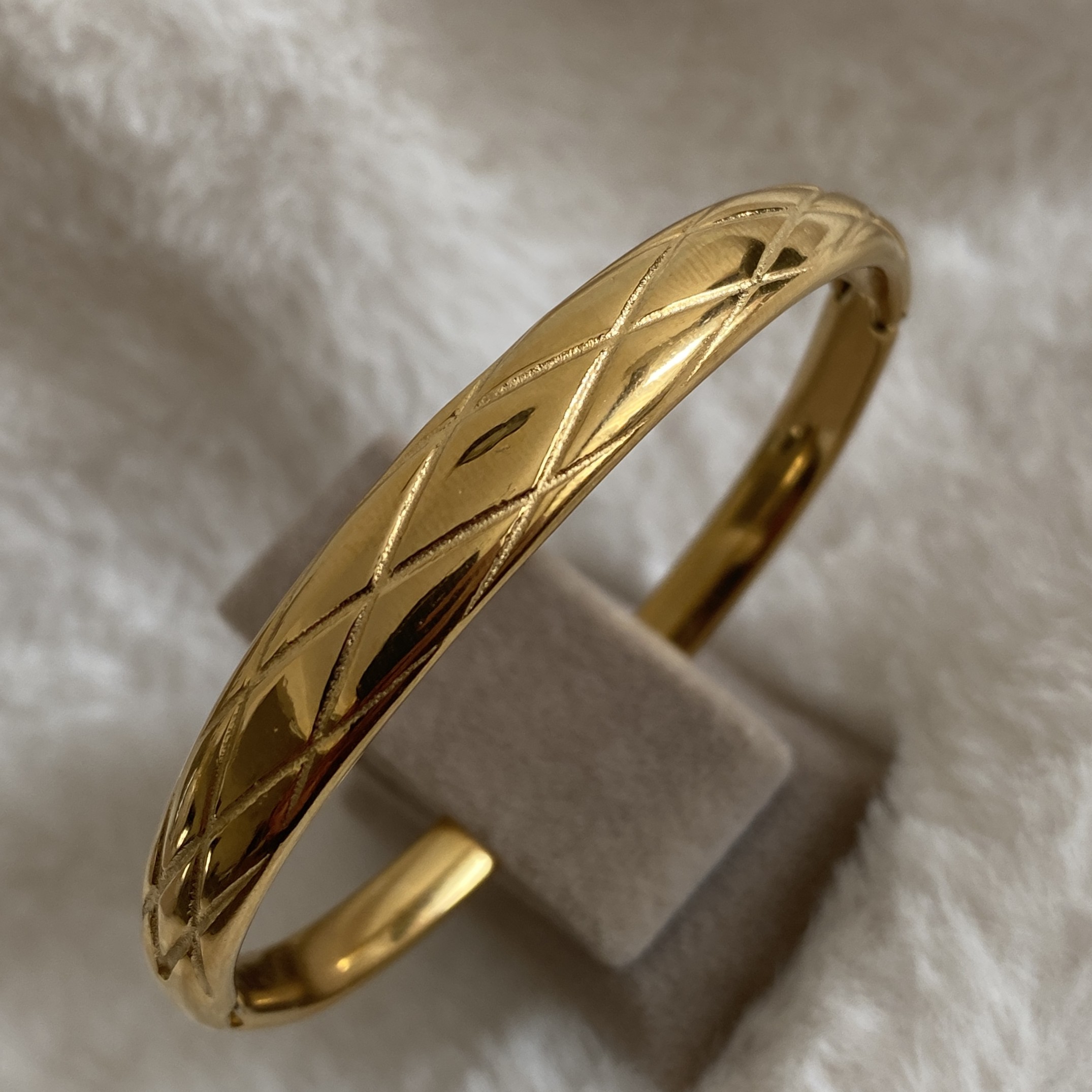 Çelik Gold Rengi X kesim Detaylı Kelepçe