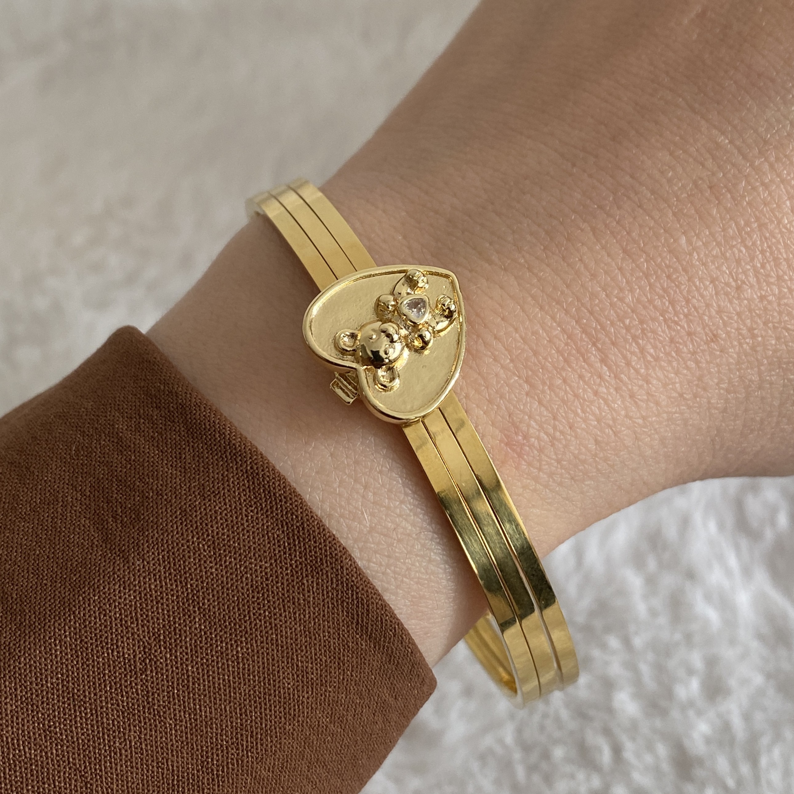 Çelik Gold Rengi Kalp Charmlı 3`lü Ajda Bilezik 60 mm