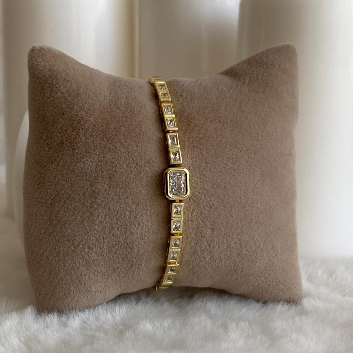 Xuping Gold Rengi Çerçeveli Baget Taşlı Bileklik