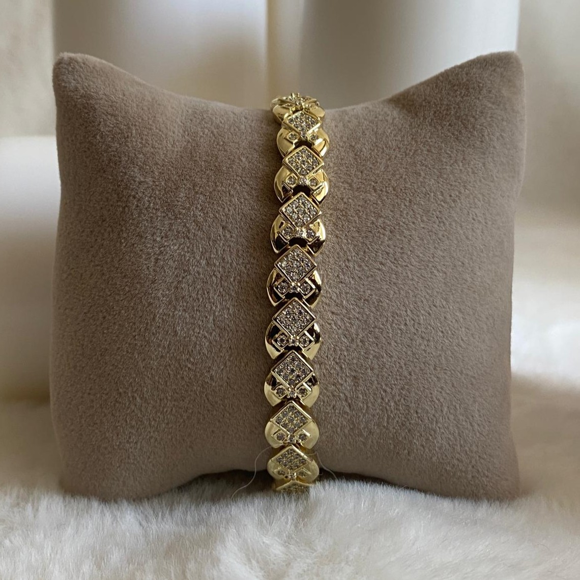 Xuping Gold Rengi Kare Taşlı Kalp Bileklik