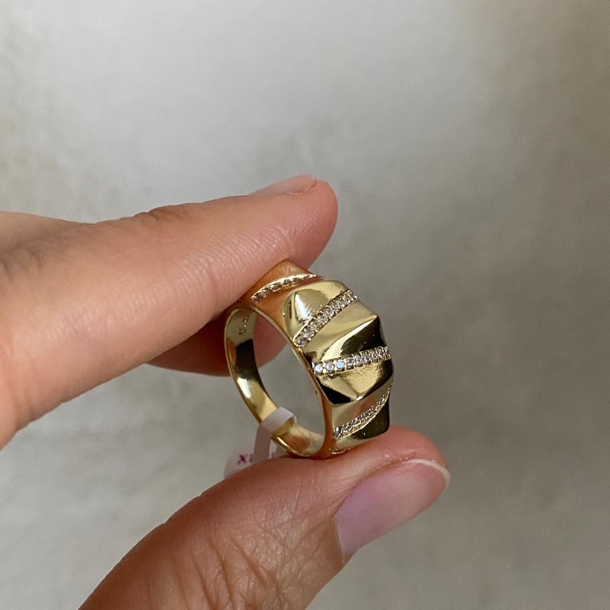 Xuping Gold Rengi Üçgen Kesim Yüzük