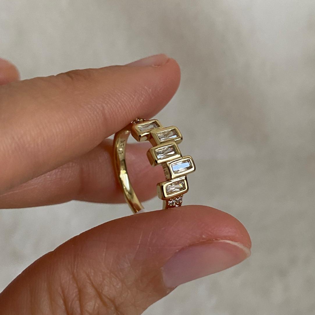 Xuping Gold Rengi Çerçeveli Taşlı Yüzük